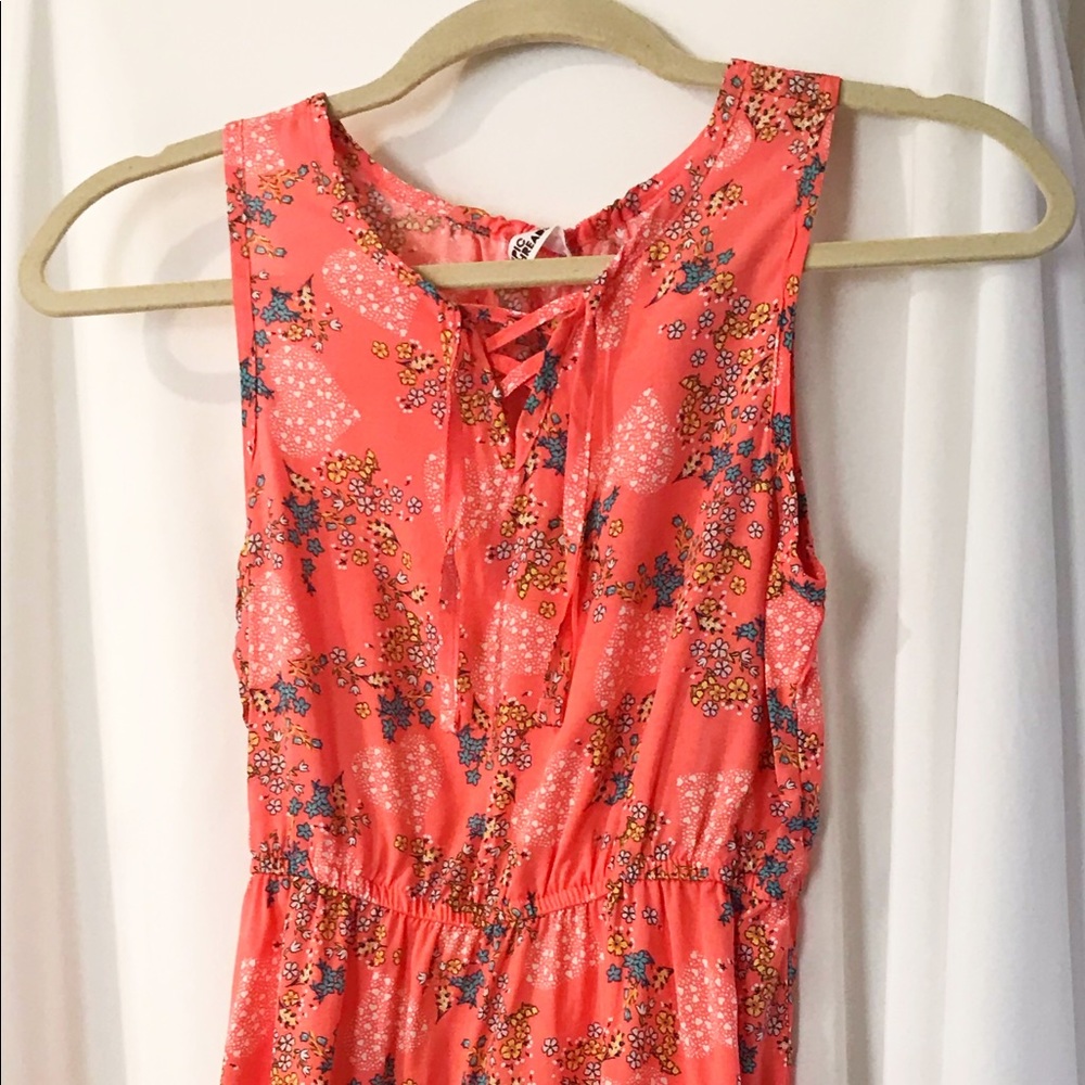 CUTE girls sleeveless dress with floral pattern.